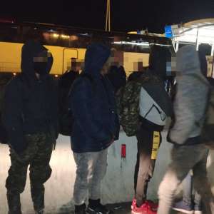 Nouă afgani, ascunşi în autocamioane, depistaţi la P.T.F. Nădlac II