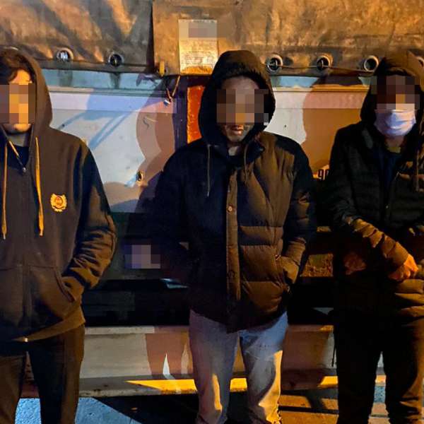 Afgani depistaţi ascunşi într-un autocamion cu profile metalice, la P.T.F. Giurgiu