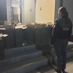 Aproximativ 9.600 de pachete cu țigări, confiscate de poliţiştii de frontieră