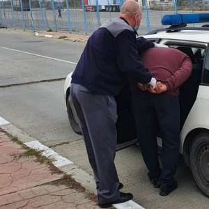 Persoană urmărită, depistată la controlul de frontieră
