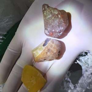 Aproximativ 250 kg de pietre semipreţioase, presupuse a fi chihlimbar, depistate la frontiera cu Ucraina