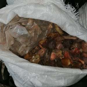 Aproximativ 250 kg de pietre semipreţioase, presupuse a fi chihlimbar, depistate la frontiera cu Ucraina