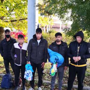 Cinci tineri afgani şi pakistanezi depistaţi ascunşi într-un automarfar  la P.T.F. Vărşand