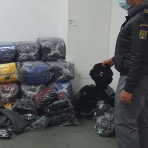 Bunuri ce pot aduce atingere dreptului de proprietate intelectuală, în valoare de peste 440.000 de lei, descoperite la P.T.F. Giurgiu