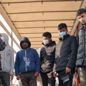 Opt cetăţeni din Afganistan, depistați în două TIR-uri la PTF Nădlac II