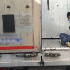 Opt cetăţeni din Afganistan, depistați în două TIR-uri la PTF Nădlac II