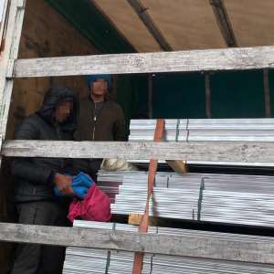 Trei tineri afgani depistaţi ascunşi printre profile de aluminiu, într-un camion