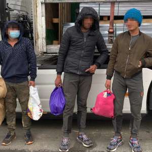 Trei tineri afgani depistaţi ascunşi printre profile de aluminiu, într-un camion