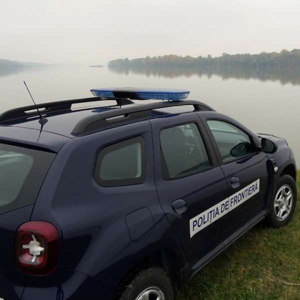Doi cetățeni români salvați de polițiștii de frontieră