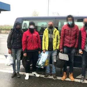 Cinci tineri din Maroc şi Algeria care intenţionau să treacă ilegal frontiera în Ungaria pe jos, depistaţi la frontiera de vest