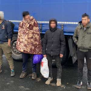 17 cetăţeni din Afganistan și Pakistan, depistați ascunşi în TIR-uri la frontiera cu Ungaria