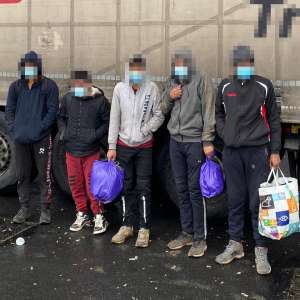 17 cetăţeni din Afganistan și Pakistan, depistați ascunşi în TIR-uri la frontiera cu Ungaria