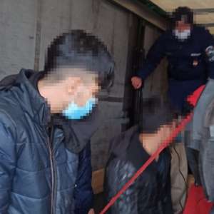 17 cetăţeni din Afganistan și Pakistan, depistați ascunşi în TIR-uri la frontiera cu Ungaria