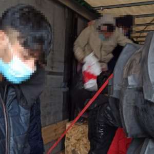 17 cetăţeni din Afganistan și Pakistan, depistați ascunşi în TIR-uri la frontiera cu Ungaria