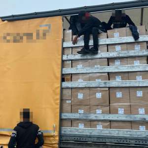 Unsprezece tineri din Afganistan, depistați ascunşi în două TIR-uri la PTF Nădlac II