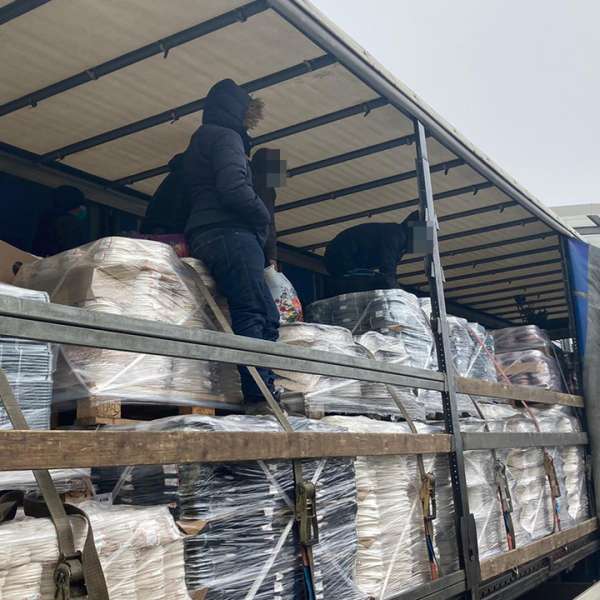 Unsprezece tineri din Afganistan, depistați ascunşi în două TIR-uri la PTF Nădlac II