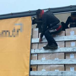 Unsprezece tineri din Afganistan, depistați ascunşi în două TIR-uri la PTF Nădlac II