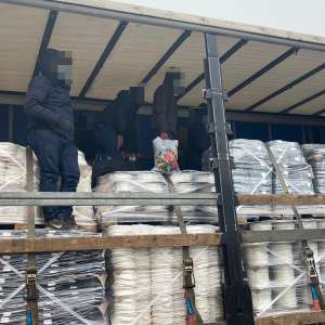 Unsprezece tineri din Afganistan, depistați ascunşi în două TIR-uri la PTF Nădlac II