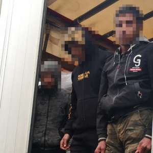Cinci tineri din Afganistan, depistați ascunşi în două TIR-uri la PTF Nădlac II şi PTF Vărşand