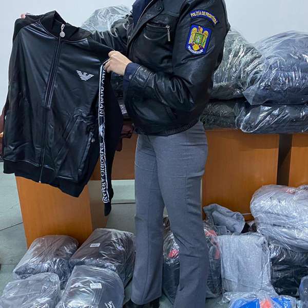 Parfumuri şi îmbrăcăminte susceptibile a fi contrafăcute, confiscate în P.T.F. Giurgiu