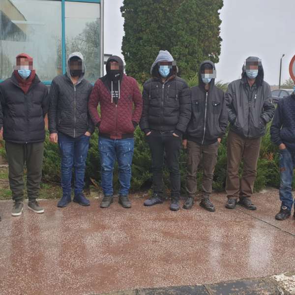 Unsprezece cetăţeni din Siria şi Irak cu documentele de identitate bulgăreşti, depistaţi de poliţiştii de frontieră la P.T.F. Nădlac II