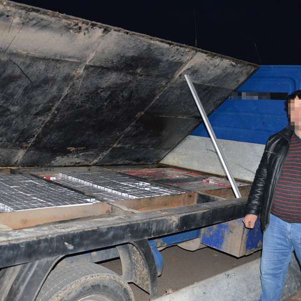 Sucevean arestat preventiv după ce a fost depistat cu 12.000 de pachete cu țigări ascunse în podeaua unei autoutilitare