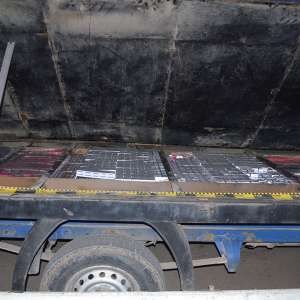 Sucevean arestat preventiv după ce a fost depistat cu 12.000 de pachete cu țigări ascunse în podeaua unei autoutilitare