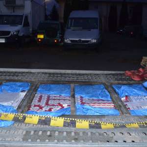 Sucevean arestat preventiv după ce a fost depistat cu 12.000 de pachete cu țigări ascunse în podeaua unei autoutilitare