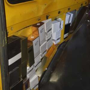 Bunuri susceptibile a fi contrafăcute în valoare de peste 300.000 lei, descoperite de poliţiştii de frontieră de la P.T.F. Vama Veche, ascunse într-un microbuz