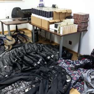 Bunuri susceptibile a fi contrafăcute în valoare de peste 300.000 lei, descoperite de poliţiştii de frontieră de la P.T.F. Vama Veche, ascunse într-un microbuz