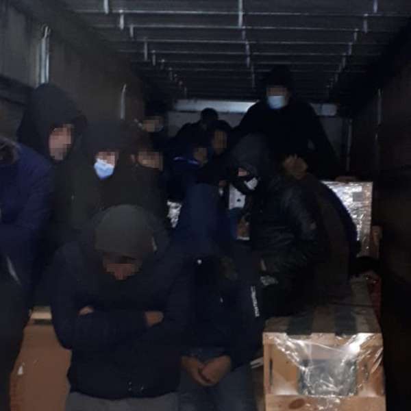 Patruzeci şi unu de cetăţeni străini, depistaţi ascunşi printre utilaje la P.T.F. Nădlac II
