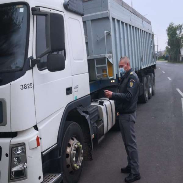 Autovehicul cu număr fals de înmatriculare, descoperit în Albiţa