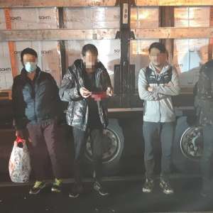 Zece cetăţeni din Afganistan, depistați ascunşi în două TIR-uri la PTF Nădlac II