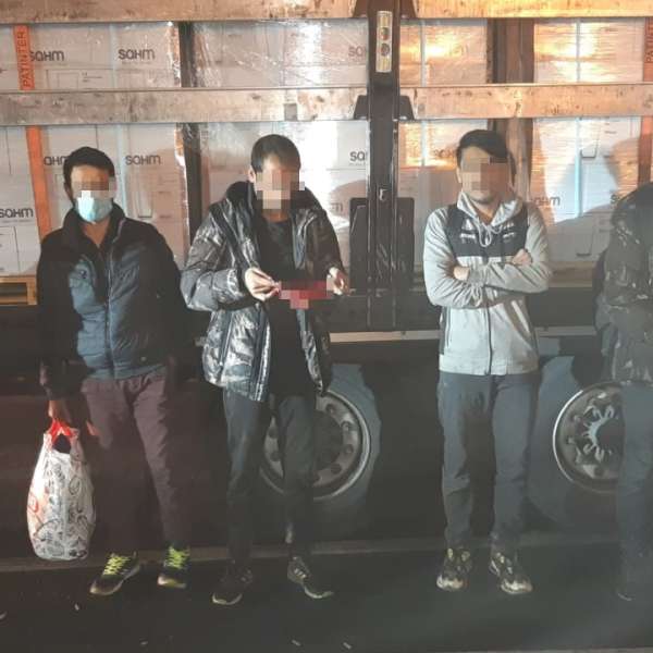 Zece cetăţeni din Afganistan, depistați ascunşi în două TIR-uri la PTF Nădlac II