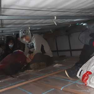 Zece cetăţeni din Afganistan, depistați ascunşi în două TIR-uri la PTF Nădlac II