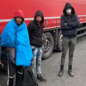 Zece cetăţeni din Afganistan, depistați ascunşi în două TIR-uri la PTF Nădlac II