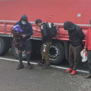 Tineri din Afganistan, depistați ascunşi printre saci cu orez şi seminţe de floarea soarelui