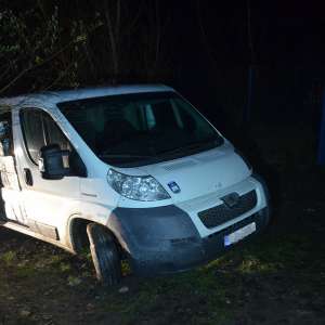 Microbuz încărcat cu 30.000 de pachete cu țigări, descoperit de polițiștii de frontieră