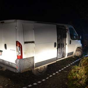 Microbuz încărcat cu 30.000 de pachete cu țigări, descoperit de polițiștii de frontieră