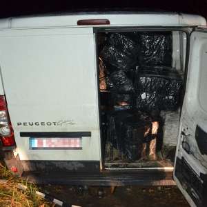 Microbuz încărcat cu 30.000 de pachete cu țigări, descoperit de polițiștii de frontieră