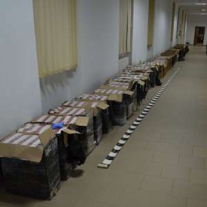 Microbuz încărcat cu 30.000 de pachete cu țigări, descoperit de polițiștii de frontieră