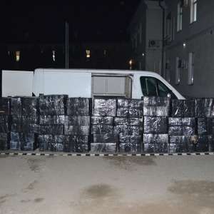 Microbuz încărcat cu 30.000 de pachete cu țigări, descoperit de polițiștii de frontieră