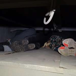 Cetățeni marocani și afgani, ascunși pe șasiul unor autovehicule, depistaţi la P.T.F. Calafat