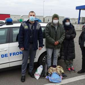 Cetățeni marocani și afgani, ascunși pe șasiul unor autovehicule, depistaţi la P.T.F. Calafat