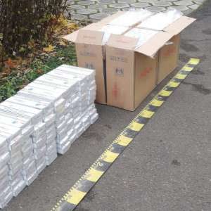 Sucevean cercetat pentru contrabandă și 3.000 pachete cu țigări confiscate dintr-o mașină