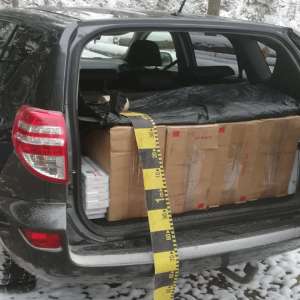 Sucevean cercetat pentru contrabandă și 3.000 pachete cu țigări confiscate dintr-o mașină