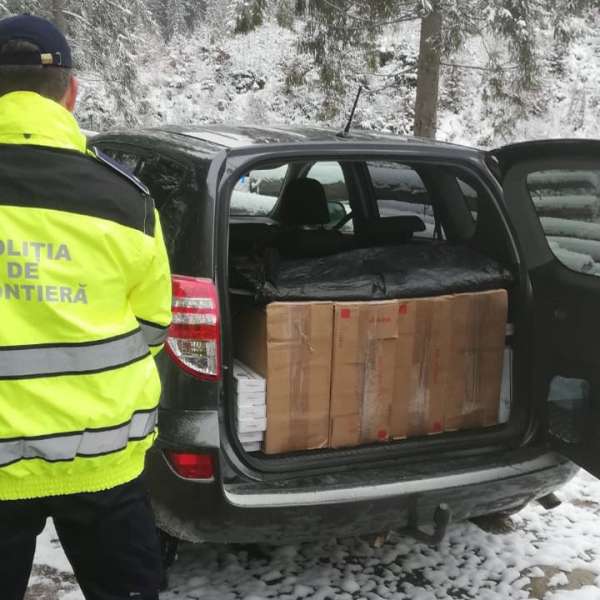 Sucevean cercetat pentru contrabandă și 3.000 pachete cu țigări confiscate dintr-o mașină