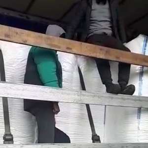 Afgani depistaţi, ascunşi într-un camion cu amidon, depistaţi la P.T.F. Nădlac