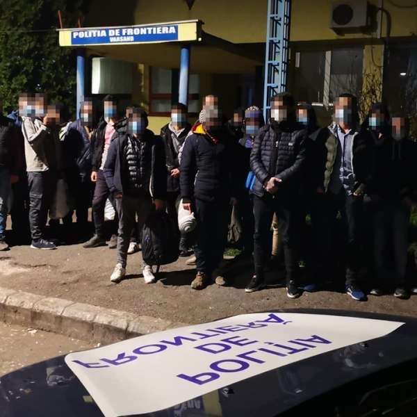 Migranţi descoperiţi ascunşi de poliţiştii de frontieră arădeni:  35 de cetăţeni străini opriţi la graniţa de vest