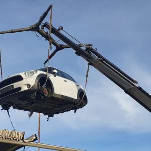 Mașină căutată de olandezi, fără plăcuţe de înmatriculare şi roţi, descoperită la P.T.F. Petea